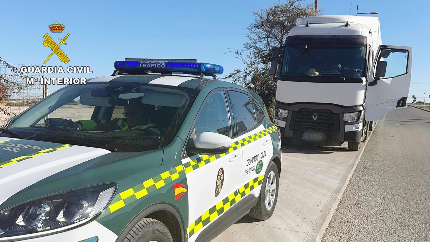 El chófer de un camión de 40 toneladas circula como un kamikaze por La Manga durante 5 kilómetros