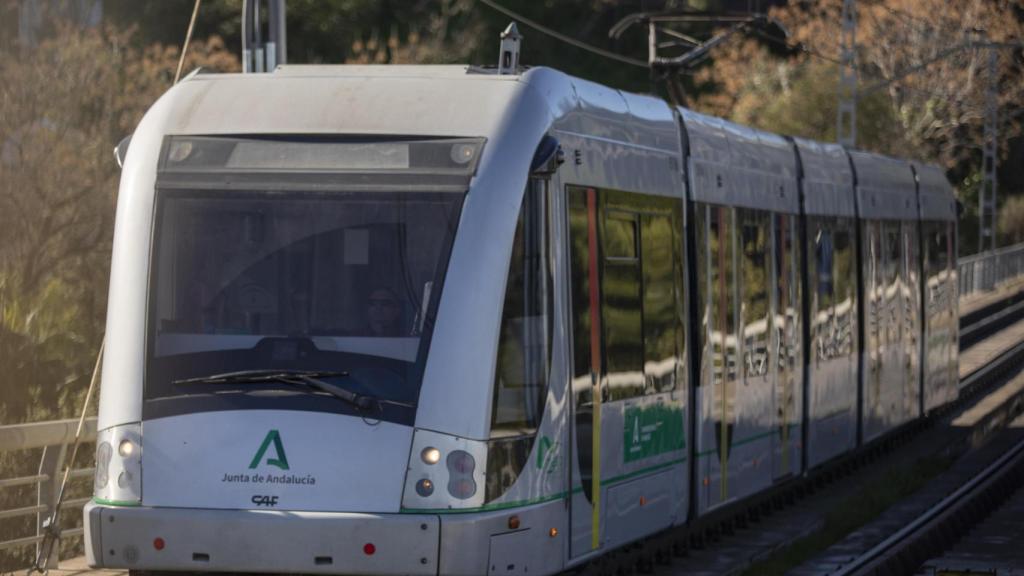 Uno de los trenes que conforman la flota del Metro de Sevilla.