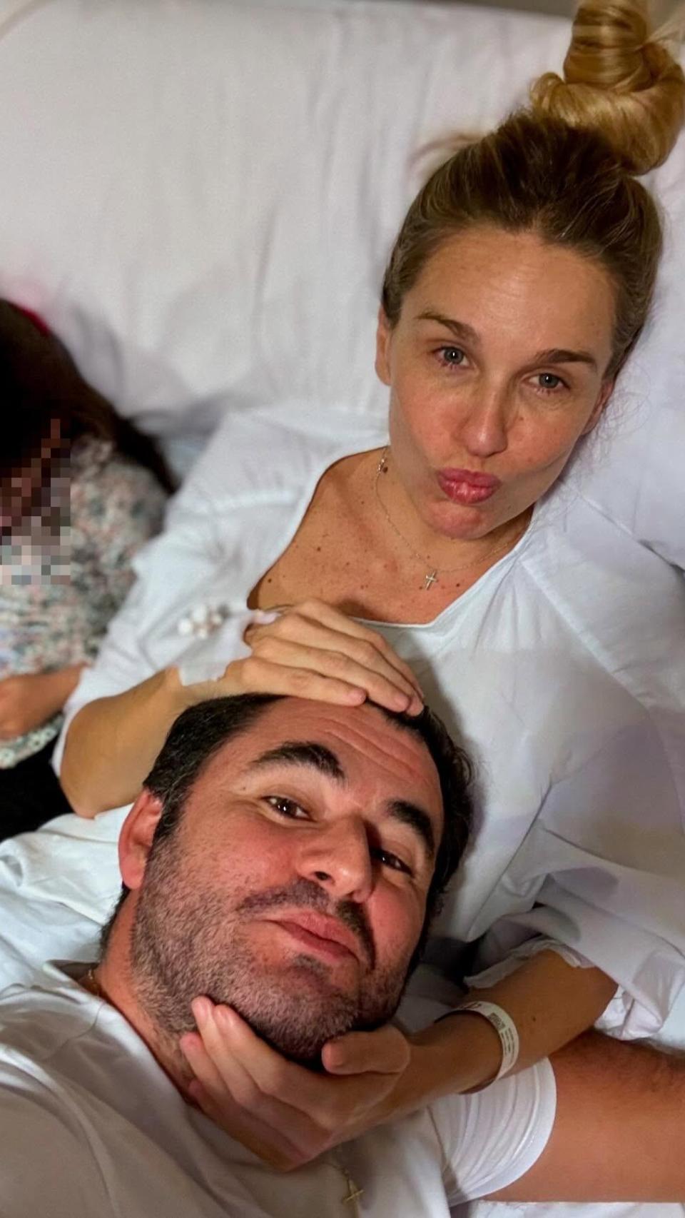 La pareja posando en el hospital, tras la intervención de Baleztena.