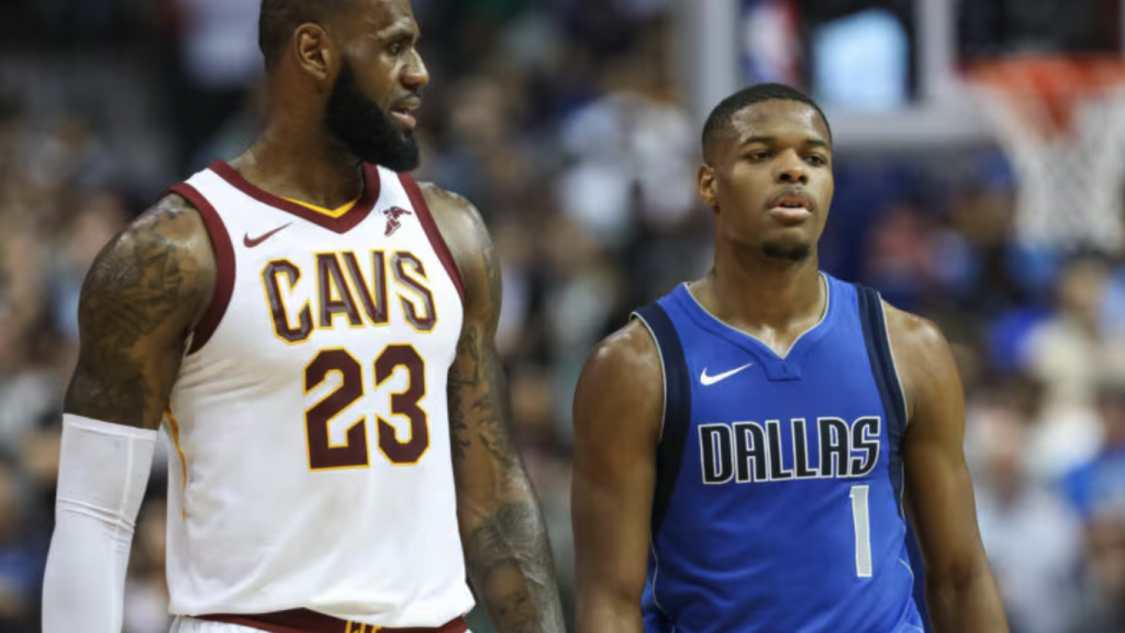 Dennis Smith Jr. en un partido de la NBA con los Dallas Mavericks frente a LeBron James