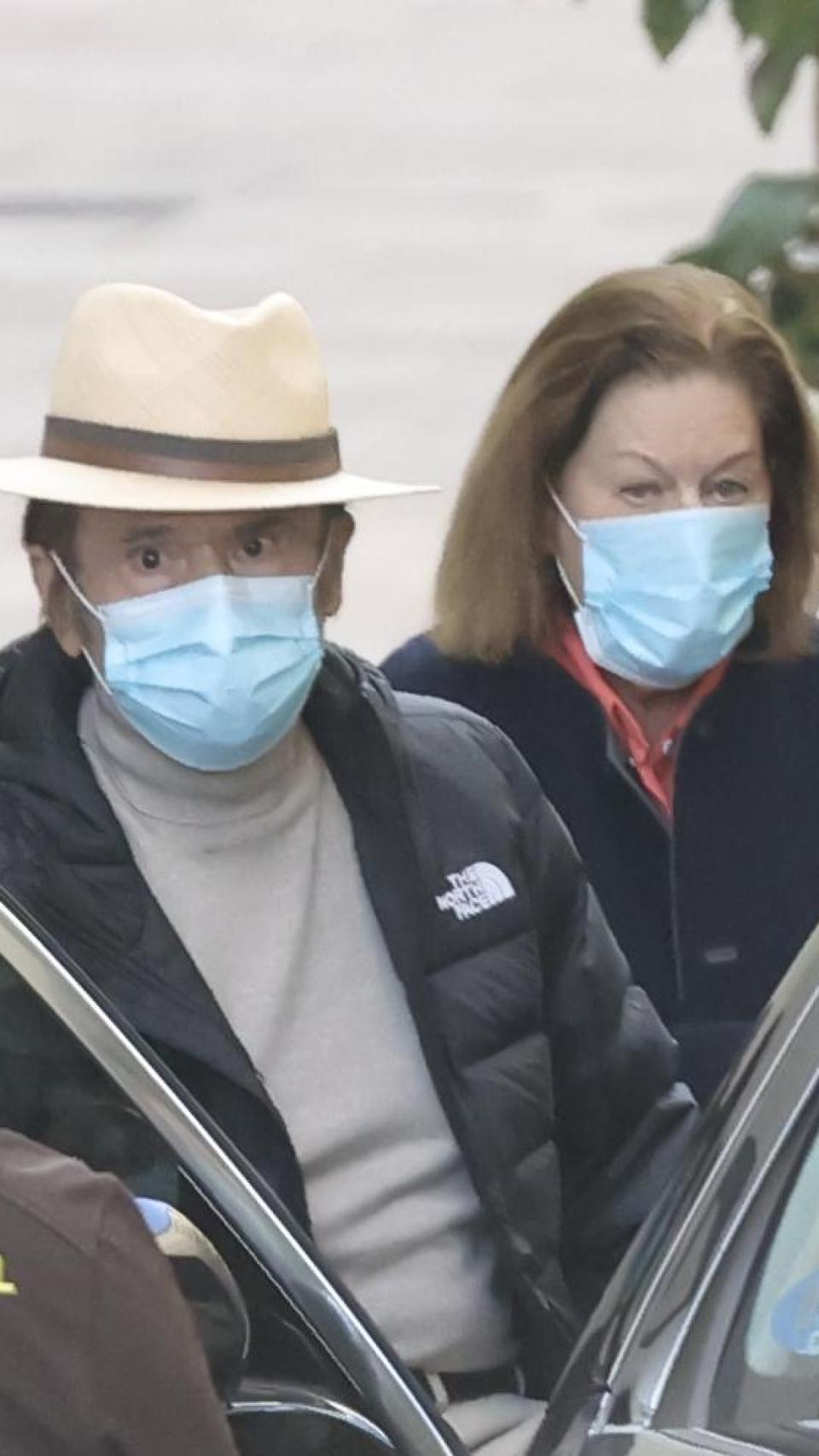 Raphael saliendo del centro médico junto a su esposa, Natalia.