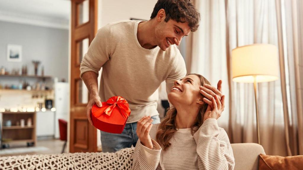 Pareja dándose regalos.