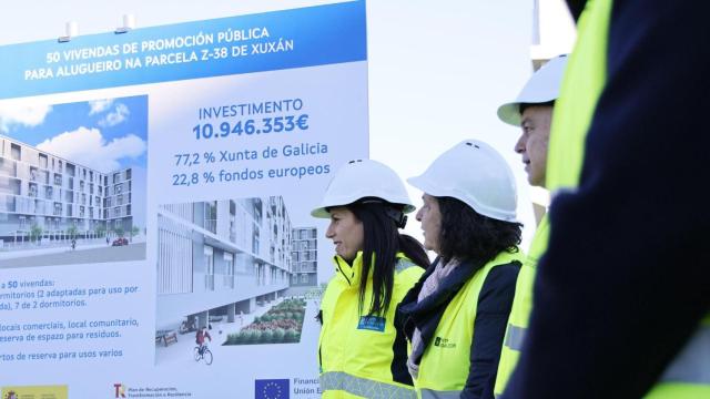 La conselleira María Allegue ha visitado el barrio de Xuxán por la construcción de un edificio de vivienda pública.