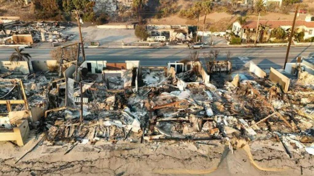 La casa está completamente destruida.