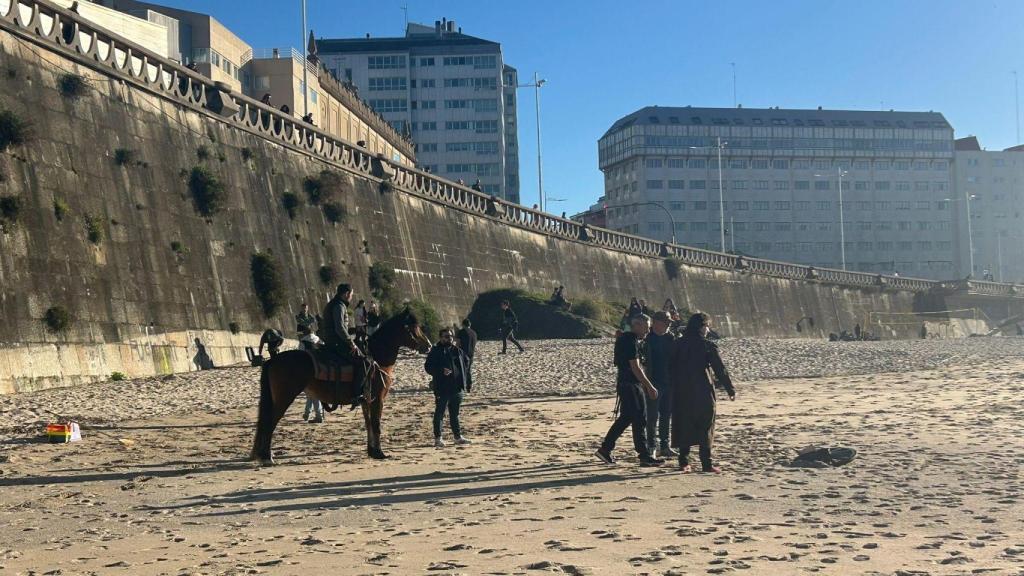 Un caballo y varios cámaras en la playa del Orzán.