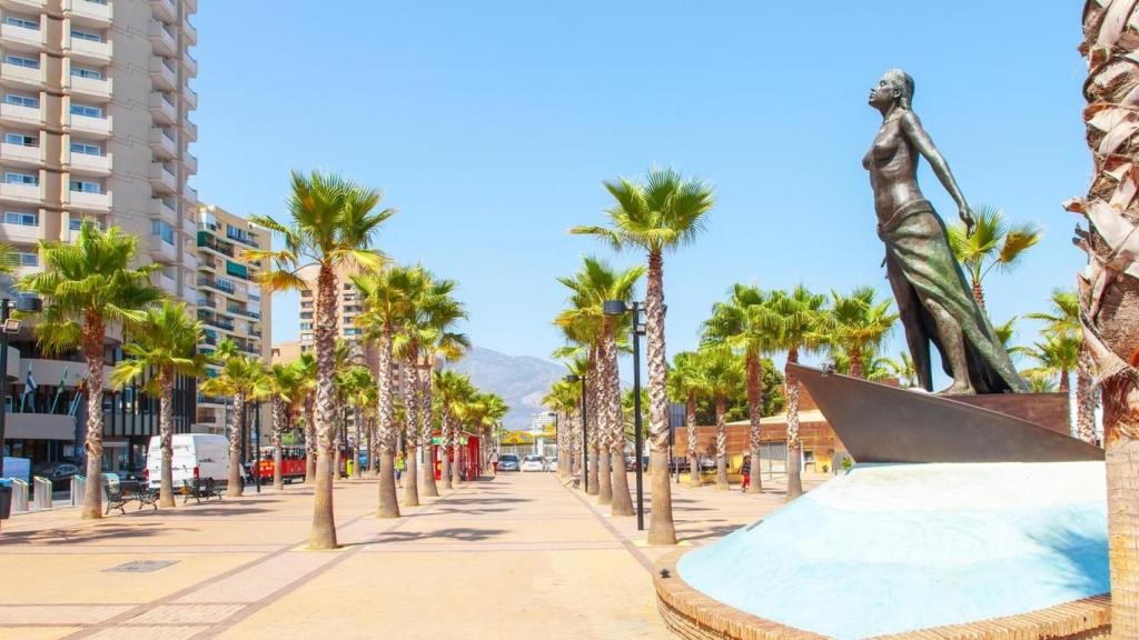 Callejón principal frente al mar de la ciudad de Fuengirola