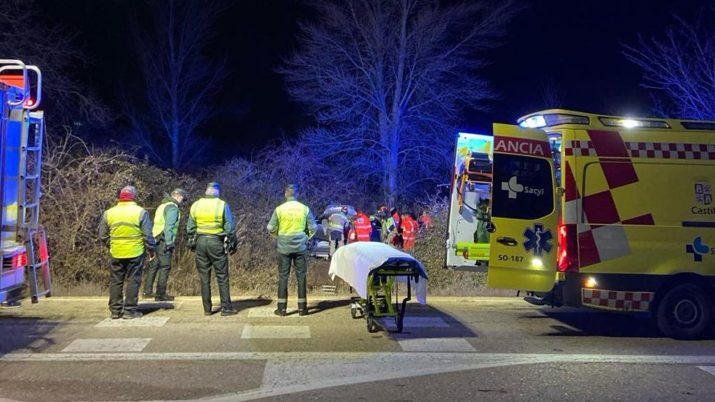 Guardias civiles, bomberos y sanitarios trabajando en el accidente de Soria