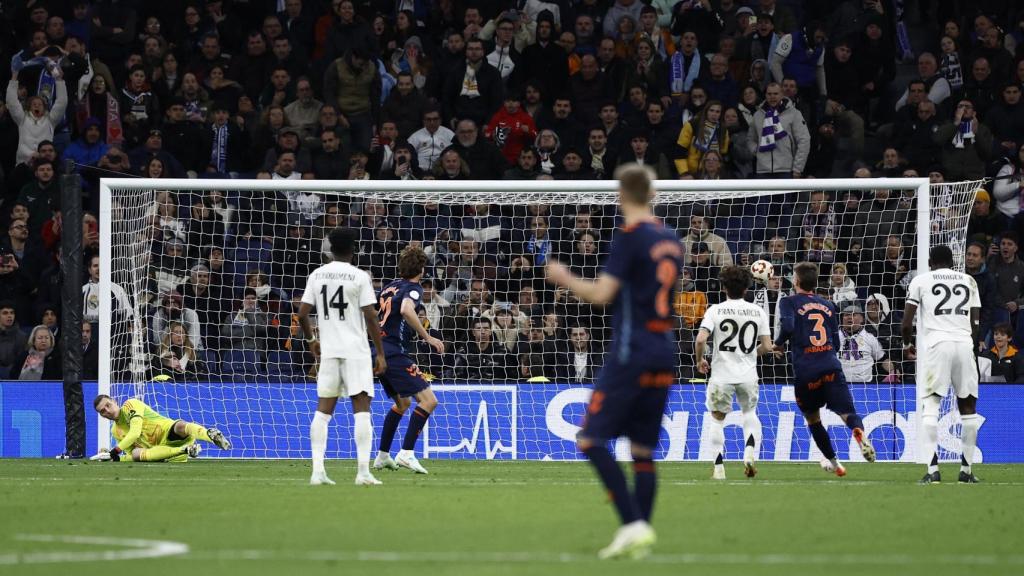 Marcos Alonso anota el 2-2 de penalti en el Real Madrid - Celta