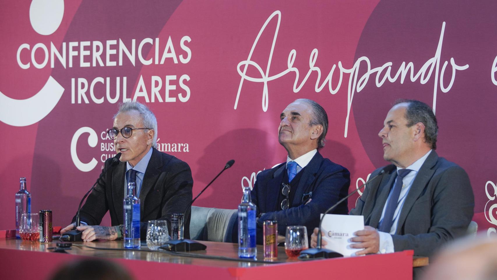 El exbaanquero Mario Conde con Jesús Navarro y Carlos Baño, presidente del Club y presidente de la Cámara de Comercio de Alicante.