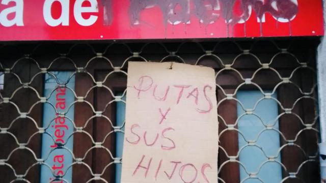 Insultos y vandalismo en la sede del PSOE de Béjar