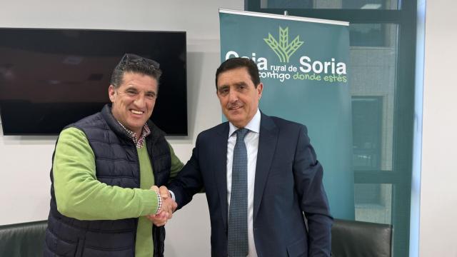 El presidente de Caja Rural de Soria, Carlos Martínez Izquierdo, y el presidente del CD Golmayo Camaretas, Roberto Ayensa, firman un convenio de colaboración