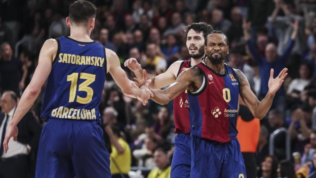 Kevin Punter y Álex Abrines celebran con Satoransky en un partido del Barça de basket