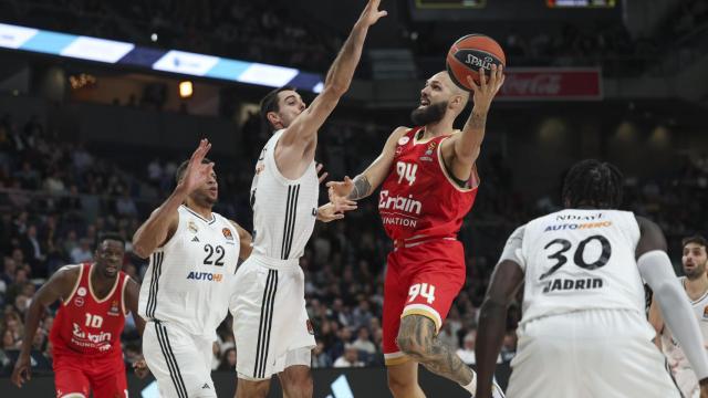 Evan Fournier entra a canasta ante la presión de los jugadores del Real Madrid.