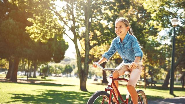 Una niña aprendiendo a montar en bici. Imagen de archivo.