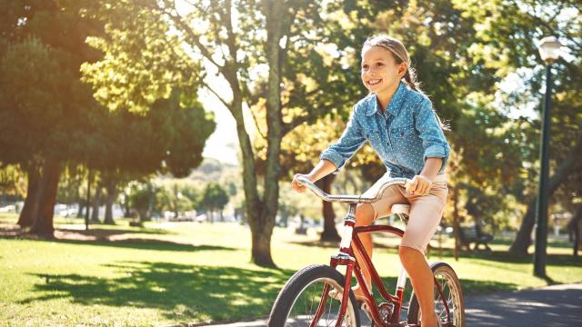 Una niña aprendiendo a montar en bici. Imagen de archivo.