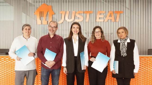 De izquierda a derecha: Silvia Rodriguez Yanes (CCOO), Luis J Prieto (CCOO), Miren Egaña (Just Eat Takeaway.com), Laura Fonseca (UGT) y Karina Rodriguez (Fetico).