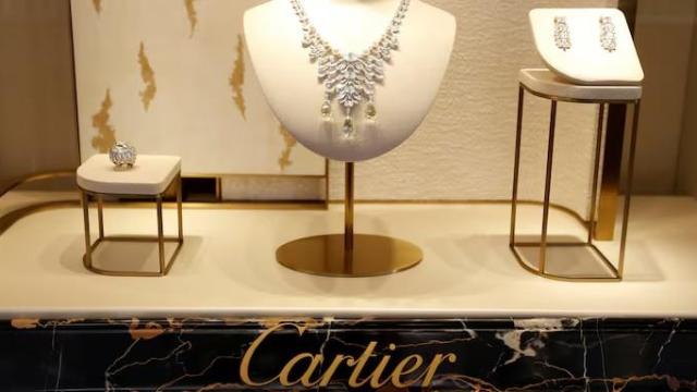 Joyas de alta gama se exhiben en la tienda de Cartier en la Plaza Vendome en París.