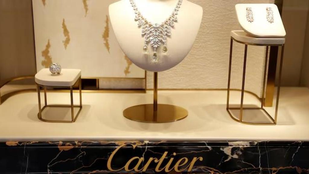 Joyas de alta gama se exhiben en la tienda de Cartier en la Plaza Vendome en París.