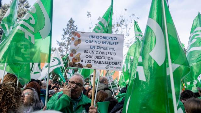 Decenas de personas durante una concentración, frente a la Dirección General de Muface de Madrid, a 14 de diciembre de 2024,.