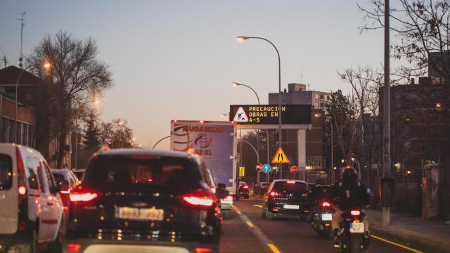 Varios vehículos circulando este jueves por la A-5, donde han comenzado los cortes por las obras de soterramiento.