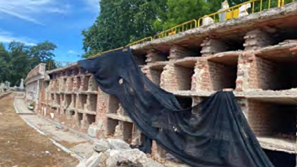 Nichos sin fachada en la 1ª meseta de la sección 10 del cementerio de la Almudena.