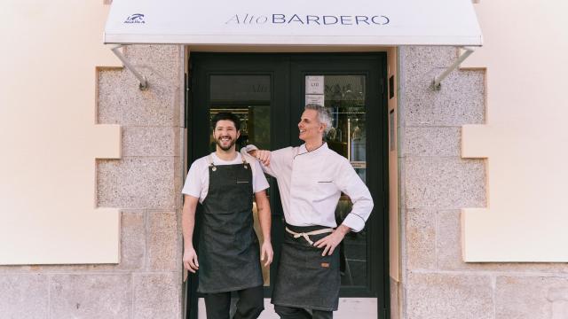 El chef uruguayo León Bonasso y el chef argentino Pablo Paternostro en la puerta de su restaurante Alto Bardero.