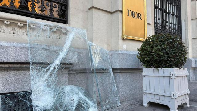 Los cristales reventados en la tienda de Dior de Canalejas.