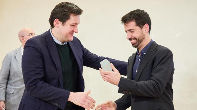 Momento de la recogida del premio por José Luis García Cano de la mano de Xavier Cañadell, cofundador de Electromaps.