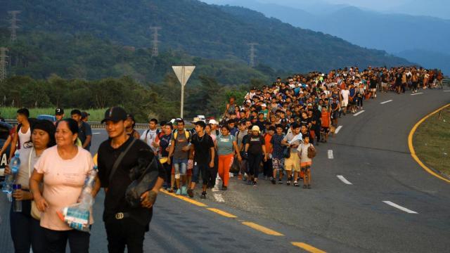 Migrantes caminan en caravana rumbo a la frontera norte con Estados Unidos, en Huixtla, México, el 13 de enero de 2025.