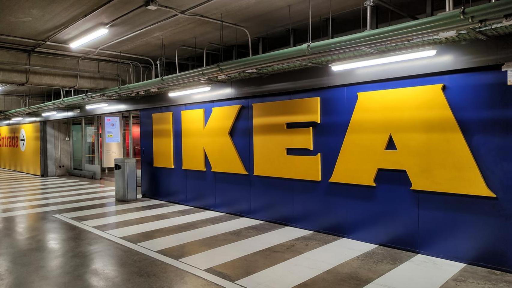 Entrada subterránea de un Ikea.