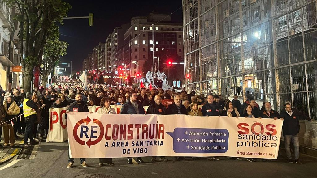 Cientos de personas al grito de Coa nosa saúde non se xoga: Vigo se manifiesta por la sanidad pública