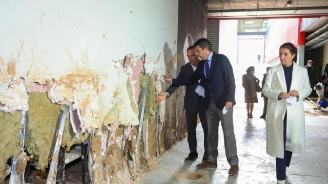 Visita de Carlos Mazón a un archivo destrozado por las riadas de la dana. EE