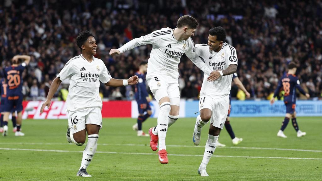 Endrick y Rodrygo celebran con Fede Valverde su gol contra el Celta de Vigo