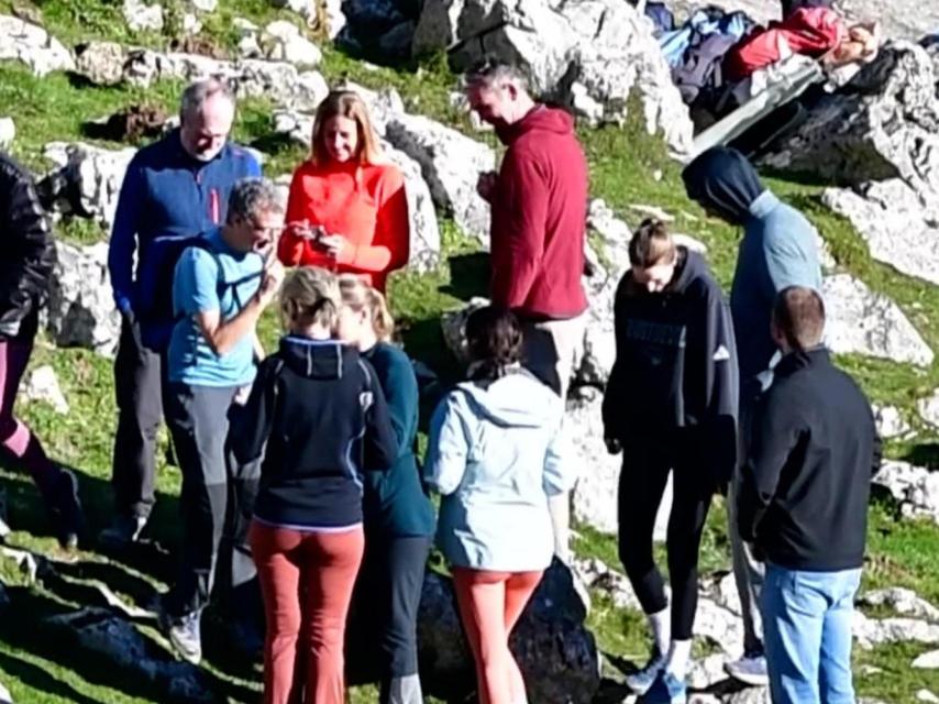 Ainhoa ​​Armentia e Iñaki Urdangarin con sus hijos, durante su excursión.