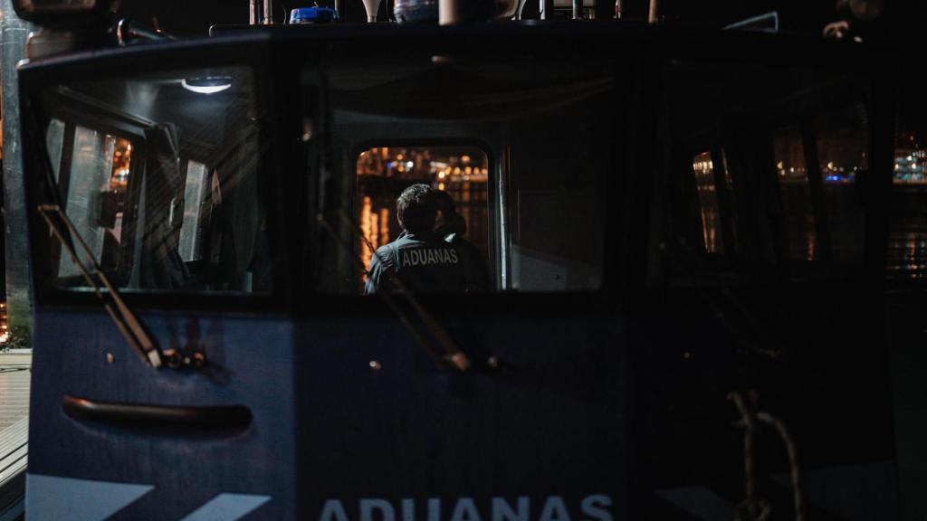 Dos agentes del Servicio de Vigilancia Aduanera ultiman la embarcación de patrulla rápida para soltar amarras en el puerto de Algeciras. Fotografía realizada con Leica Q3 43.