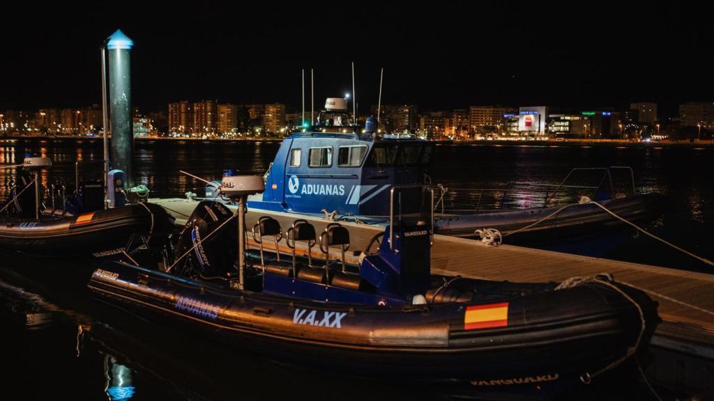 Las dos embarcaciones en las que EL ESPAÑOL | Porfolio acompañó al SVA en labores de patrullaje, atracadas en el puerto de Algeciras.