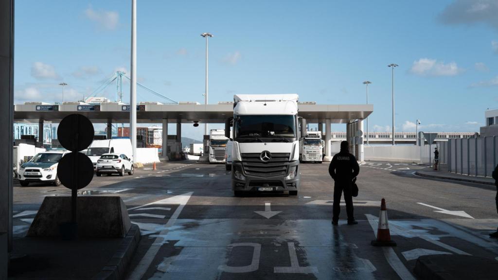 Efectivos del Servicio de Vigilancia Aduanera durante la inspección en cabotaje de varios vehículos recién llegados en ferry de Tánger, Marruecos. Fotografía realizada con Leica Q3 43.