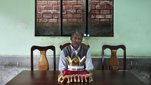 El rey Julio I, frente a su corona sentado en la mesa del salón de su casa en Mururata (Bolivia)