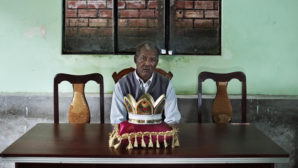 El rey Julio I, frente a su corona sentado en la mesa del salón de su casa en Mururata (Bolivia)