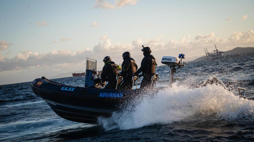 Tres agentes del Servicio de Vigilancia Aduanera, durante sus labores de patrullaje a bordo de una lancha semirrígida en aguas del Campo de Gibraltar. Fotografía realizada con Leica Q3 43.