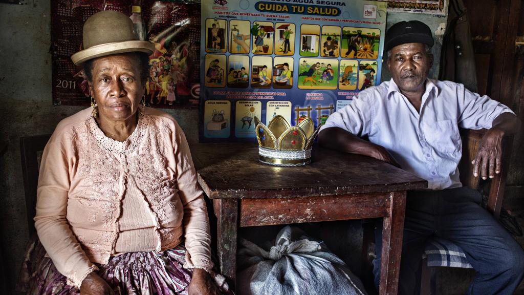 El rey Julio I y su mujer, la reina Angélica, en la mesa de comedor de su casa.