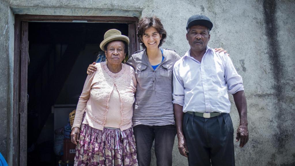 La fotógrafa oficial de la Casa Real Afroboliviana, con el rey Julio I y la reina Angélica.