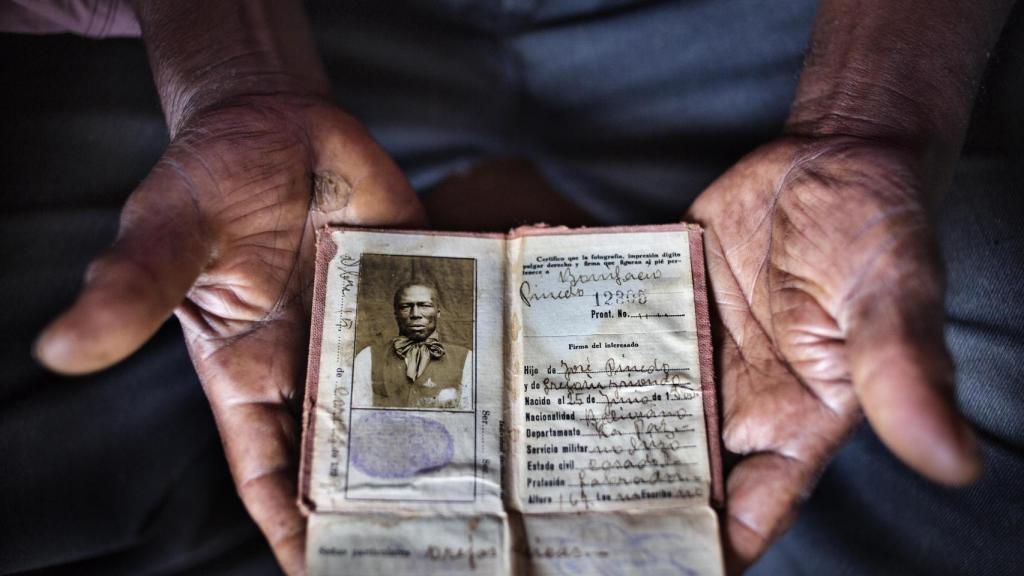 El rey Julio I sostiene en sus manos la carta de libertad de su abuelo, el rey Bonifacio I, fallecido en 1954.