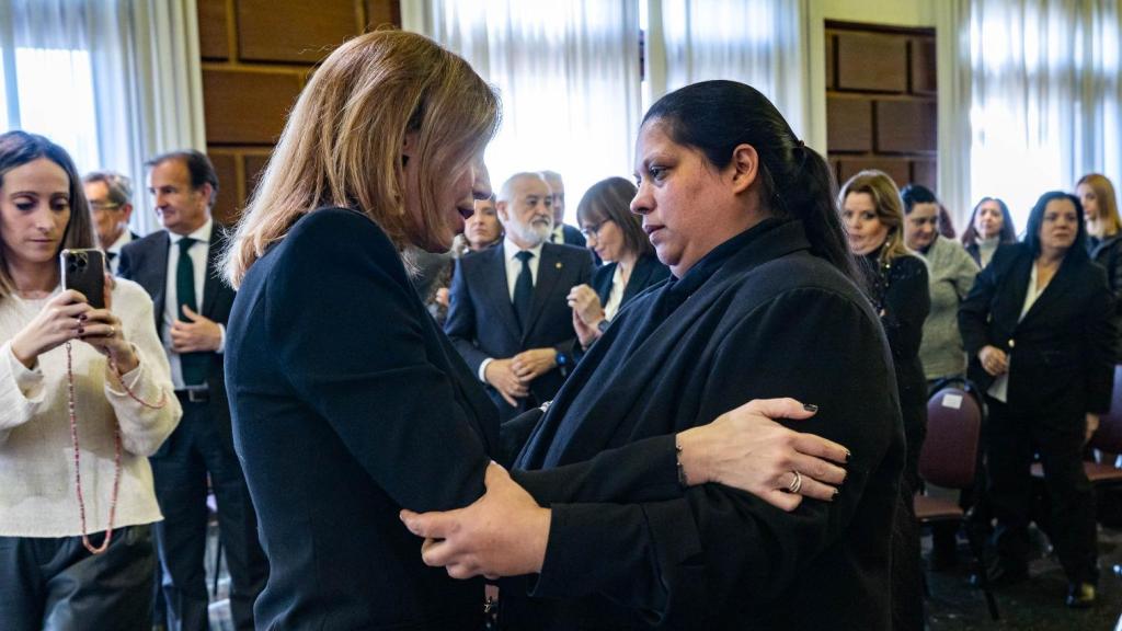 La alcaldesa de Zaragoza, Natalia Chueca, junto a la homenajeada Pilar Clavería, La Rona.