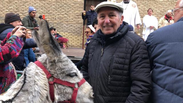 La burra Chenoa y su dueño Manuel, en San Antón en Zaragoza