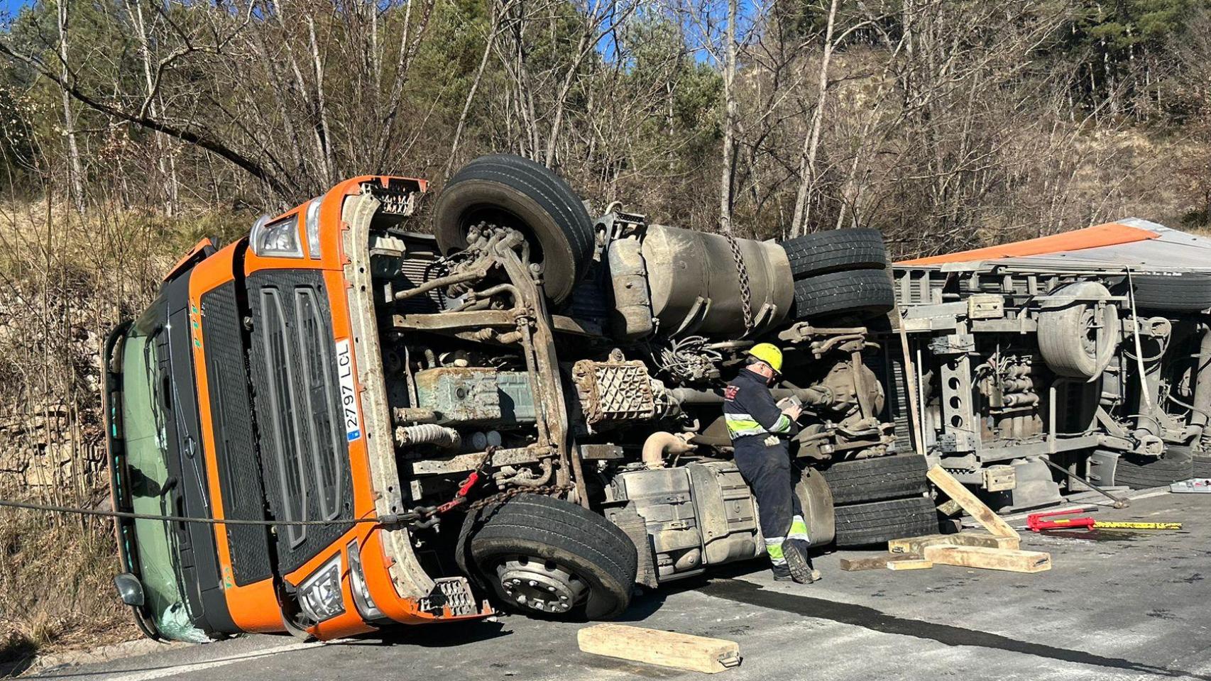 Accidente de tráfico en Huesca: el vuelco de un camión obliga a cortar la N-230 causando largas retenciones