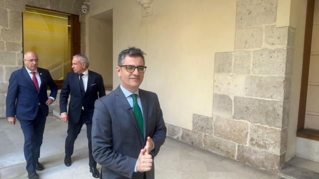 El ministro de Presidencia, Justicia y Relaciones con las Cortes, Félix Bolaños, seguido por el subdelegado del Gobierno en Valladolid, Jacinto Canales, y el delegado en Castilla y León, Nicanor Sen, este viernes en el Museo Nacional de Escultura