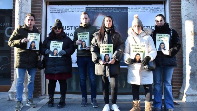 Familiares y amigos de Esther López se concentran a las puertas del juzgado