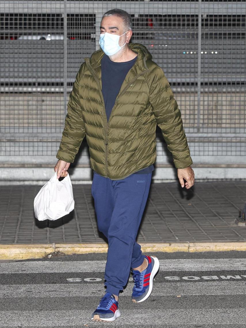 Agustín Pantoja llegando al hospital para visitar a Alma, la hija de Anabel.