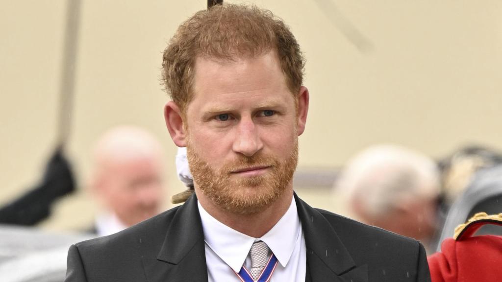 El Príncipe Harry en la coronación de Carlos III.